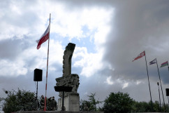 Uroczystości z okazji 82. rocznicy wybuchu II wojny światowej w Mokrej - podniesienie flagi państwowej na mszt pod pomnikiem w Mokrej /fot. B. Półrolnik/