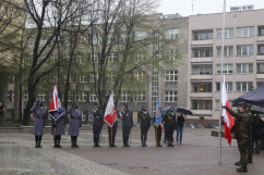 Uroczystość podniesienia flagi państwowej na maszt  przy udziale wojewody śląskiego Jarosława Wieczorka i wicewojewody Roberta Magdziarza