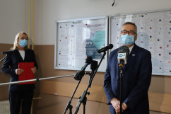 Wizyta wiceministra Rodziny, Pracy i Polityki Społecznej Stanisława Szweda oraz wicewojewody śląskiego Jana Chrząszcza w Pszczynie /fot. A. Księżnik/