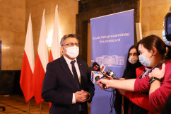 Dziesiątki inwestycji, kilometry dróg /fot. K. Szczepanek/ - wojewoda śląski Jarosław Wieczorek podczas udzielania wywiadu. 