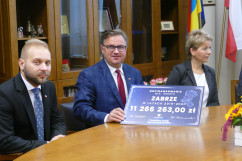 Galeria zdjęć z uroczystego przekazania czeków na realizację inwestycji drogowych w ramach Funduszu Dróg Samorządowych/fot. ŚUW