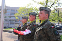 Wspólnie świętujemy Dzień Flagi Rzeczypospolitej Polskiej - żołnierze przed podniesieniem na maszt flagi Rzeczypospolitej Polskiej /fot. K.Szczepanek/