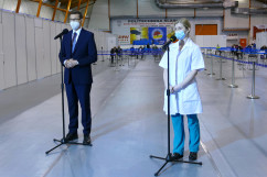 Wizyta premiera Mateusza Morawieckiego w punkcie szczepień w Gliwicach /fot. A. Księżnik/