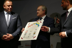 Otwarcie Panteonu Górnośląskiego - wicepremier Piotr Gliński, marszałek województwa Jakub Chełstowski i prezydent Katowic Marcin Krupa z pamiątkowym listem intencyjnym /fot. A. Księżnik/