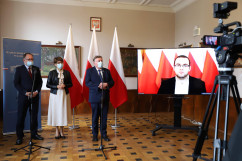 „Strategii RP na rzecz Młodego Pokolenia” - uczestnicy konferencji - pełnomocnik rządu ds. polityki młodzieżowej P. Mazurek na ekranie, senator R. Majer, wicewojewoda śląski R. Magdziarz, śląski kurator oświaty U. Bauer /fot. A. Księżnik/