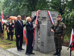 Galeria zdjęć z odsłonięcia w Bielsku-Białej pomnika ofiar rzezi wołyńskiej  w ramach obchodów 75. rocznicy „Krwawej niedzieli
