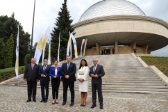 Otwarcie Planetarium w Chorzowie - wojewoda Jarosław Wieczorek, z parlamentarzystami, władzami województwa i dyrektorem Planetrium przed wejściem do budynku /fot. A. Księżnik/