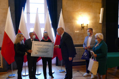 Wręczenie nagród laureatom konkursu dla organizacji pozarządowych pod hasłem „Rodzina jest najważniejsza” - wręczenie nagród lauretom /fot. B. Szwedowski/