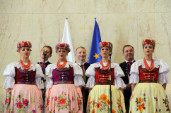 Fotogaleria zawiera zdjęcia z uroczystości wręczenia orderów i odznaczeń państwowych, które w imieniu Prezydenta RP wręczył wojewoda Jarosław Wieczorek w asyście II wicewojewody Mariusza Trepki. Odznaczenia odebrały osoby zasłużone w różnych dziedzinach życia społecznego, działalności  kulturalnej, charytatywnej oraz pracy zawodowej. Uroczystość uświetnił występ orkiestry Komendy Wojewódzkiej Policji w Katowicach oraz artystów Zespołu Pieśni i Tańca Śląsk.