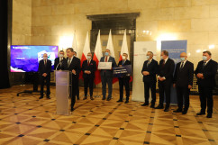 Konferencja prasowa dotycząca Programu Inwestycji Strategicznych - przemówienie posła na Sejm RP W. Szaramy /fot. A. Księżnik/