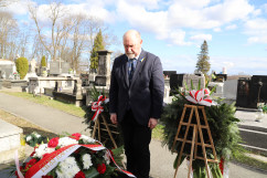 Uroczyste obchody 12. rocznicy katastrofy smoleńskiej - I wicewojewoda śląski Jan Chrząszcz przed grobem śp. Grzegorza Dolniaka /fot. K.Szczepanek/