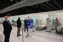 Galeria składająca się ze zdjęć z konferencji prasowej wojewody śląskiego dot. zakończenia prac budowy szpitala tymczasowego w MCK w Katowicach/fot. I. Matuszewska