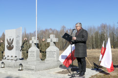 Dyrektor katowickiego Oddziału IPN przemawia podczas uroczystości przed pomnikiem Gloria Victis/fot. I. Matuszewska