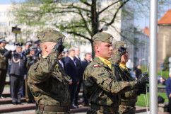 Wspólnie świętujemy Dzień Flagi Rzeczypospolitej Polskiej - podniesienie na maszt flagi Rzeczypospolitej Polskiej /fot. K. Szczepanek/