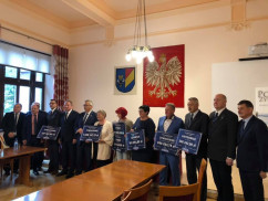 Galeria zdjęć z uroczystego przekazania czeków na realizację inwestycji drogowych w ramach Funduszu Dróg Samorządowych/fot. ŚUW