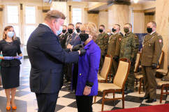 Uroczystość wręczenia odznaczeń państwowych - wręczenie odznaczenia przez Wicewojewodę Śląskiego /fot. B. Półrolnik/