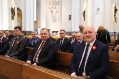 Obchody 231. rocznicy uchwalenia Konstytucji 3 maja -  wicewojewoda śląski Jan Chrząszcz wraz z marszałkiem województwa śląskiego Jakubem Chełstowskim podczas mszy św. w Archikatedrze Chrystusa Króla w Katowicach /fot. ŚUW/