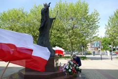 Złożenie kwiatów z okazji setnej rocznicy urodzin św. Jana Pawła II /fot. A. Kucharzewska/