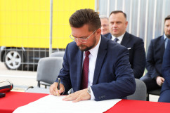 Obchody Narodowego Dnia Powstań Śląskich - prezydent miasta Katowice Marcin Krupa podpisuje akt erekcyjny i wmurowania kamienia węgielnego pod budowę Akademickiej Strefy Sztuki Scenicznej Akademii Muzycznej w Katowicach /fot. ŚUW/