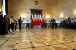 Uroczystość odsłonięcia zrekonstruowanych płaskorzeźb w Westybulu ŚUW - przemówienie wojewody J. Wieczorka i uczestnicy uroczystości podczas części wprowadzającej /fot. A. Księżnik/
