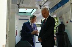 Wiceminister Waldemar Kraska ogląda od środka nowoczesny ambulans/fot. A. Kucharzewska 