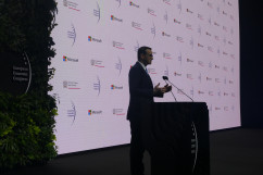 Premier Mateusz Morawiecki przemawia ze sceny