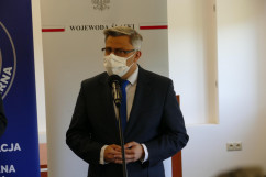 Briefing prasowy dotyczący nowoczesnego systemu sekwencjonowania genomu koronowirusa SARS-CoV-2 /fot. B. Szwedowski/