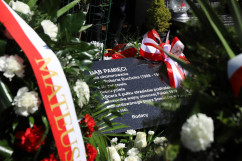 Upamiętnienie Dnia Pamięci Ofiar Zbrodni Katyńskiej - tablica upamiętniająca poległego Porucznika Roberta Buchcika /fot. K.Szczepanek/