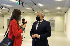 Zbliżenie na Wojewodę, który udziela wywiadu przed konferencją/ fot. A. Herz/