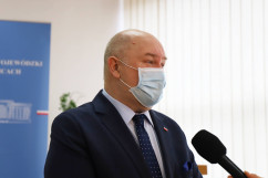 Uroczystość wręczenia symbolicznych promes w ramach RFRD/fot. K. Szczepanek/ - I wicewojewoda podczas udzielania wywiadu. 