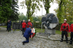 Fotorelacja z uroczystości w Centralnej Stacji Ratownictwa Górniczego w Bytomiu z udziałem Premiera Mateusza Morawieckiego. Prezes Rady Ministrów składa wieniec pod pomnikiem przed CSRG/fot. I. Matuszewska
