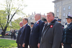 Wspólnie świętujemy Dzień Flagi Rzeczypospolitej Polskiej - Kierownictwo Śląskiego Urzędu Wojewódzkiego podczas uroczystości /fot. K.Szczepanek/