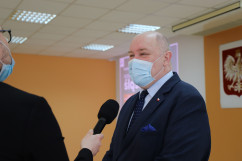 Uroczystość wręczenia symbolicznych promes w ramach RFRD/fot. K. Szczepanek/ - I wicewojewoda podczas udzielania wywiadu. 