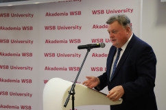 Wicewojewoda Robert Magdziarz przemawia podczas konferencji zorganizowanej w związku z jubileuszem pracy naukowej prof. Franciszka Piontka/fot. I. Matuszewska