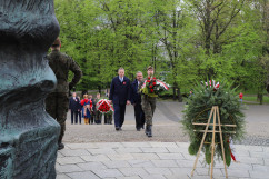 Delegacje składają wieńce pod Pomnikiem Powstańców Śląskich/foto: ŚUW