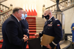 Wicewojewodowie śląscy wręczają dyplom komendantowi wojewódzkiemu Policji/fot. I. Matuszewska