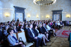 Galeria zdjęć z uroczystości wręczenia nauczycielom medali Komisji Edukacji Narodowej oraz nagród Ministra Edukacji Narodowej i Śląskiego Kuratora Oświaty, z udziałem wicewojewody Mariusza Trepki.
