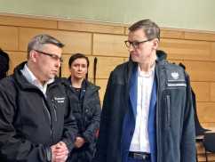 Premier Mateusz Morawiecki rozmawia z wojewodą Jarosławem Wieczorkiem/fot. A. Kucharzewska