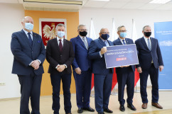 Uroczystość wręczenia symbolicznych promes w ramach RFRD/fot. K. Szczepanek/ - wspólne zdjęcie uczestników uroczystości wraz z zastępcą wójta gminy Goleszów Rafałem Glajcarem.