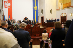 Galeria zdjęć z przekazania Betlejemskiego Światełka Pokoju podczas sesji Sejmiku Województwa Śląskiego /fot. A. Karendał/