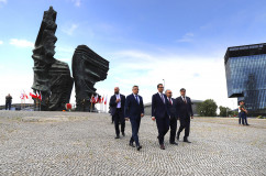 Zdjęcia z wizyty premiera Mateusza Morawieckiego w województwie śląskim - na Jasnej Górze, w CSRG w Bytomiu oraz w Katowicach /fot. A. Kucharzewska, A. Karendał/