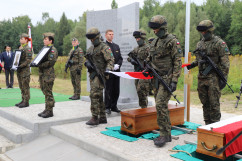 Uroczystości pogrzebowe śp. żołnierzy Franciszka Skrobola oraz Józefa Wawrzyńczyka - żołnierze trzymający flagę państwową nad trumną /fot. A. Księżnik/