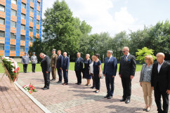 Obchody z okazji 100. rocznicy utworzenia Policji Województwa Śląskiego i przyłączenia części Górnego Śląska do Polski - uczestnicy wydarzenia składają wieniec przed Grobem Policjanta Polskiego /fot. B. Szwedowski/