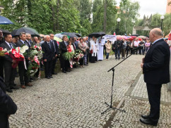 Galeria zdjęć z odsłonięcia w Bielsku-Białej pomnika ofiar rzezi wołyńskiej  w ramach obchodów 75. rocznicy „Krwawej niedzieli