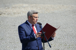 Obchody Narodowego Dnia Powstań Śląskich - wojewoda śląski Jarosław Wieczorek odczytuje list premiera Mateusza Morawieckiego /fot. ŚUW/