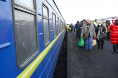 Uchodźcy z Ukrainy idą obok pociągu/fot. A. Kucharzewska