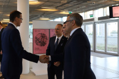 Fotogaleria składająca się ze zdjęć z uroczystego podsumowania przez Premiera Mateusza Morawieckiego dwóch lat realizacji Programu dla Śląska. Wojewoda Śląski wita Prezesa Rady Ministrów/fot. I. Matuszewska