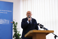 Uroczystość wręczenia symbolicznych promes w ramach RFRD/fot. K. Szczepanek/ - I wicewojewoda Jan Chrząszcz podczas przemówienia.