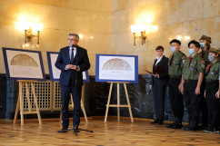 Uroczystość odsłonięcia zrekonstruowanych płaskorzeźb w Westybulu ŚUW - przemówienie wojewody J. Wieczorka podczas części wprowadzającej /fot. A. Księżnik/