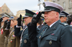 Przedstawiciele służb mundurowych obecni na obchodach/foto: ŚUW